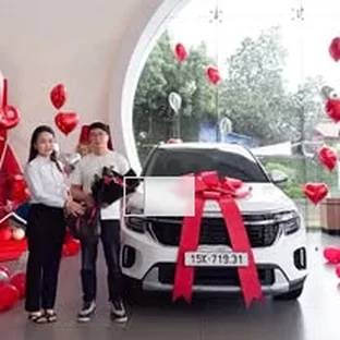 Kia Hải Phòng - Khách hàng nhận xe sau khi hoàn tất thủ tục.
