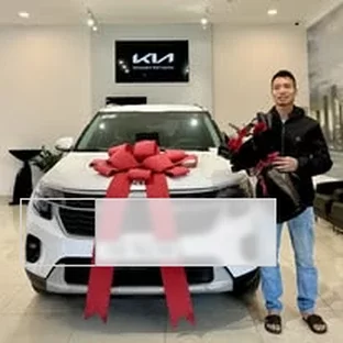 Kia Hải Phòng - Khách hàng tham khảo xe thực tế tại Ngô Quyền.