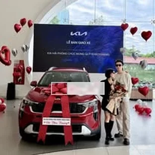Kia Hải Phòng - Khách hàng tham khảo xe thực tế tại Ngô Quyền.