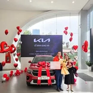 Kia Hải Phòng - Hoạt động hỗ trợ khách chọn xe tại Thủy Nguyên.
