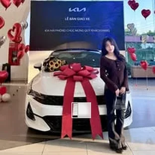 Kia Hải Phòng - Hỗ trợ khách kiểm tra xe trước khi nhận.