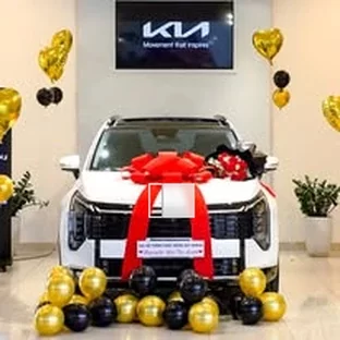 Kia Hải Phòng - Hỗ trợ khách kiểm tra xe trước khi nhận.